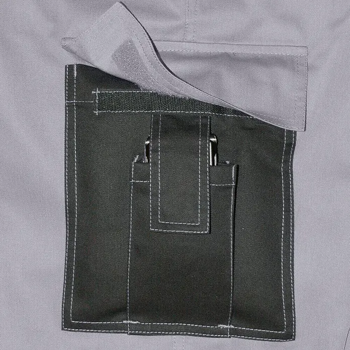 Arbeitshose - M, Grau/Schwarz - Detailaufnahme einer Arbeitshose mit aufgesetzter Tasche und Klettverschluss. Robuste Ausführung für Handwerker und Industriearbeiter.