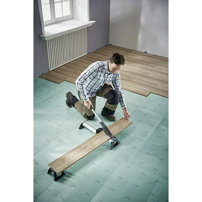 Wolfcraft Cortaláminas de parquet VLC 800 - Ancho de corte: 465 mm, Aluminio - Hombre cortando suelo laminado con un cortador de laminado. El cortador de laminado es una herramienta práctica.