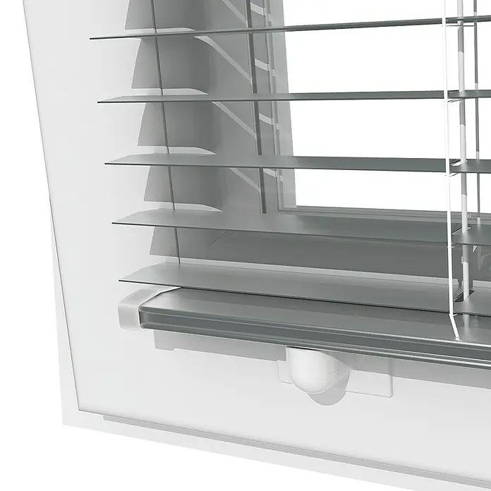 Expo Ambiente Magnethalter - Geeignet für: Alu-Jalousien, Weiß - Nahaufnahme von horizontalen Jalousien, die einen Raum verdunkeln und Privatsphäre bieten, ideal für Fensterdekoration und Lichtsteuerung.