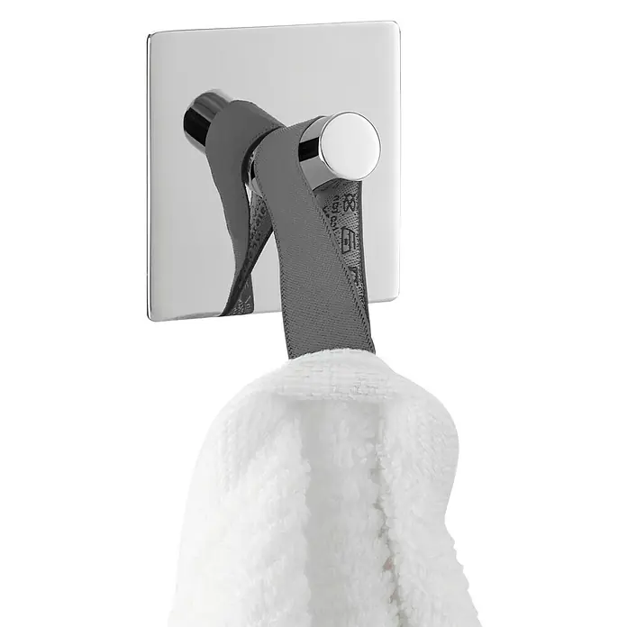 Zack Handtuchhaken - Eckig, Edelstahl, Glänzend - Handtuchhalter aus Chrom mit grauem Riemen und weißem Handtuch. Praktische und stilvolle Badaccessoires für Ihr Zuhause.