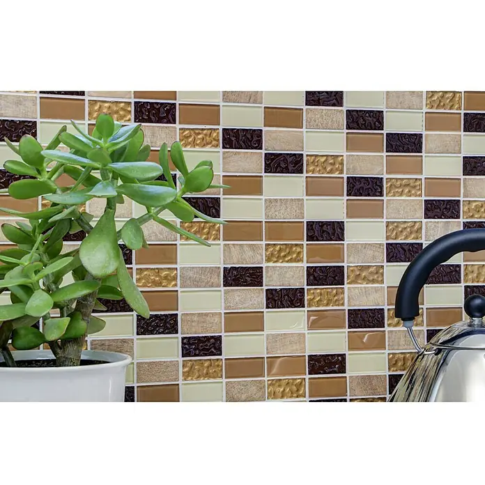 Selbstklebemosaik Crystal Mix SAM 4MS75 - 30 x 30 cm, Beige/Braun, Glänzend - Nahaufnahme eines Mosaikfliesen-Hintergrunds in verschiedenen Braun-, Beige- und Goldtönen, der eine elegante und moderne Ästhetik bietet.