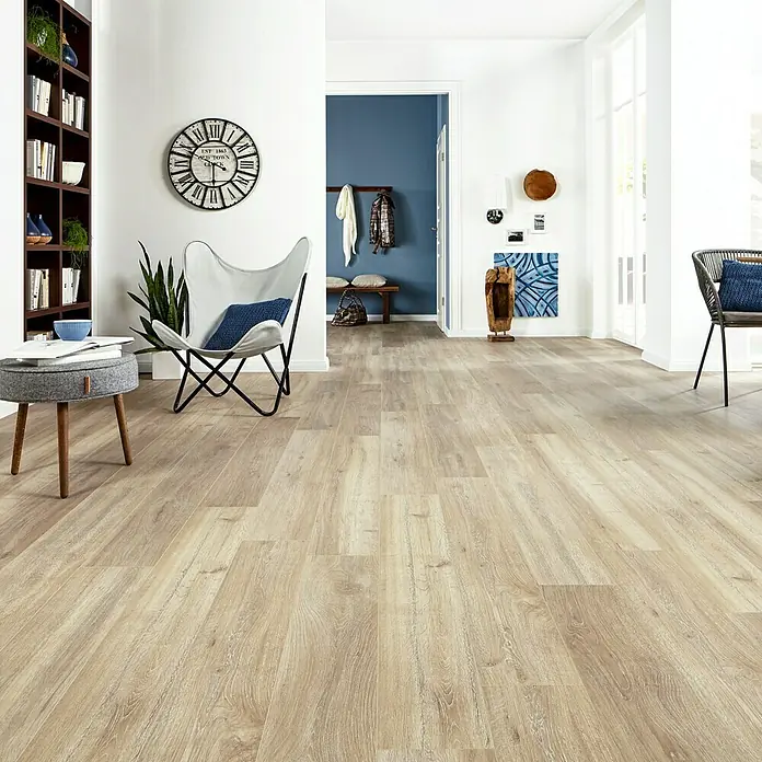 LOGOCLIC Vinto Laminat Classic Eiche Sorrent1.285 x 192 x 8 mm, Landhausdiele, Eiche Sorrent - Einladender Raum mit hellem Holzboden, der Wärme und Eleganz ausstrahlt. Der Bodenbelag ist ein echter Blickfang im Raum.