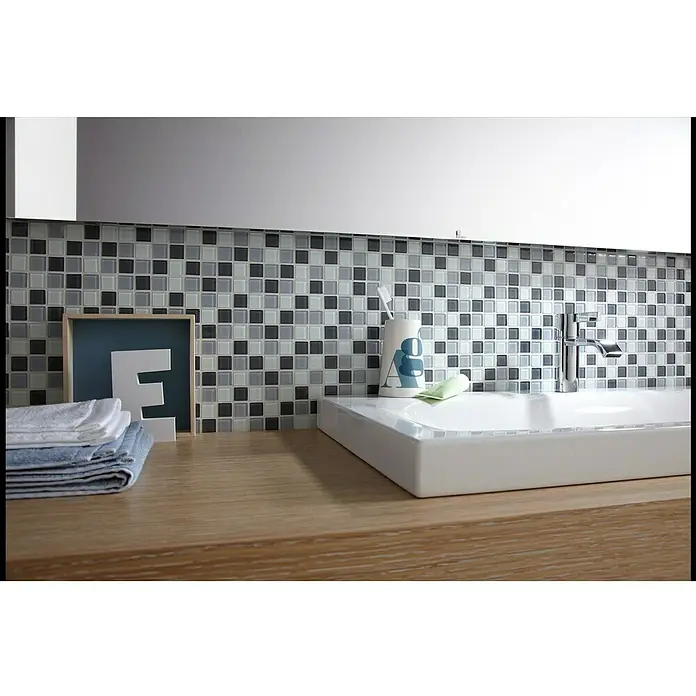 Mosaikfliese Quadrat Crystal Mix CM 4125 - 32,7 x 30,2 cm, Grau, Glänzend - Nahaufnahme eines Badezimmers mit Mosaikfliesenwand, Waschbecken und Holzablage, die eine elegante und moderne Ästhetik zeigt.