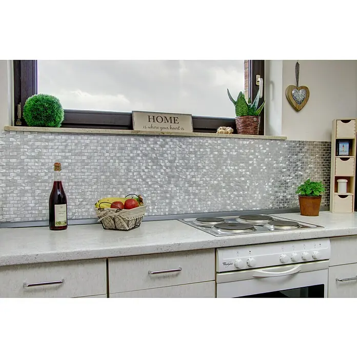 Mosaikfliese Brick XAM A411 - 30,6 x 32,4 cm, Silber, Matt - Küchenansicht mit silbernem Mosaikfliesen-Wandaufkleber als Spritzschutz, der eine moderne und elegante Ästhetik verleiht.