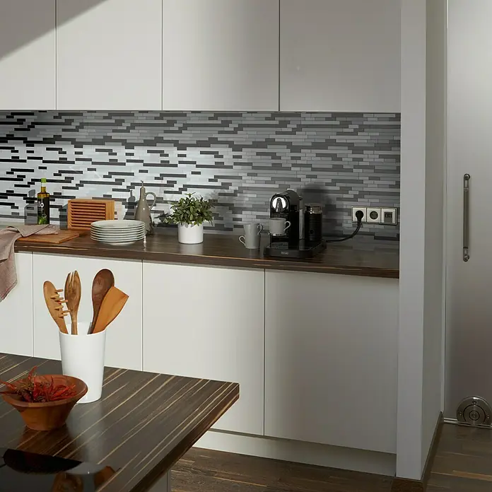Mosaikfliese Mix XAM A891 - 29,8 x 33,8 cm, Grau/Schwarz, Matt - Küchenszene mit stilvollen Küchenutensilien auf einer dunklen Arbeitsplatte, die das moderne Design der Küche unterstreichen.