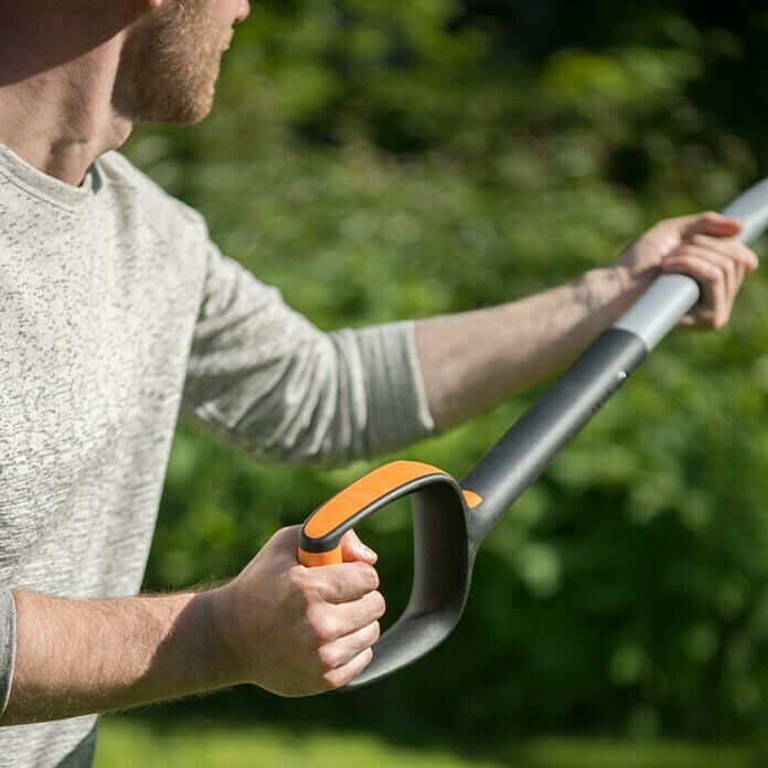 Fiskars Xact Gärtnerspaten LArbeitsbreite: 19 cm, Rund, Langstiel Use Shot