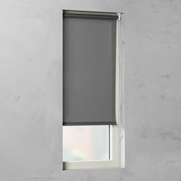 Rollo Basic - B x H: 60 x 175 cm, Grau, Uni, Tageslichtdurchlässig - Graue Rollos sind an einem weißen Rahmenfenster angebracht. Sorgt für Privatsphäre und Lichtsteuerung im Raum.