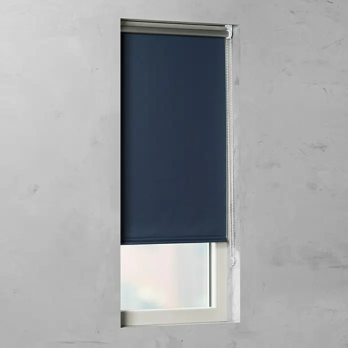 Rollo Basic - B x H: 100 x 175 cm, Blau, Uni, Verdunkelnd - Blauer Rollvorhang vor einem Fenster, der das einfallende Licht effektiv blockiert und für Privatsphäre sorgt. Ideal für Schlaf- und Wohnräume.