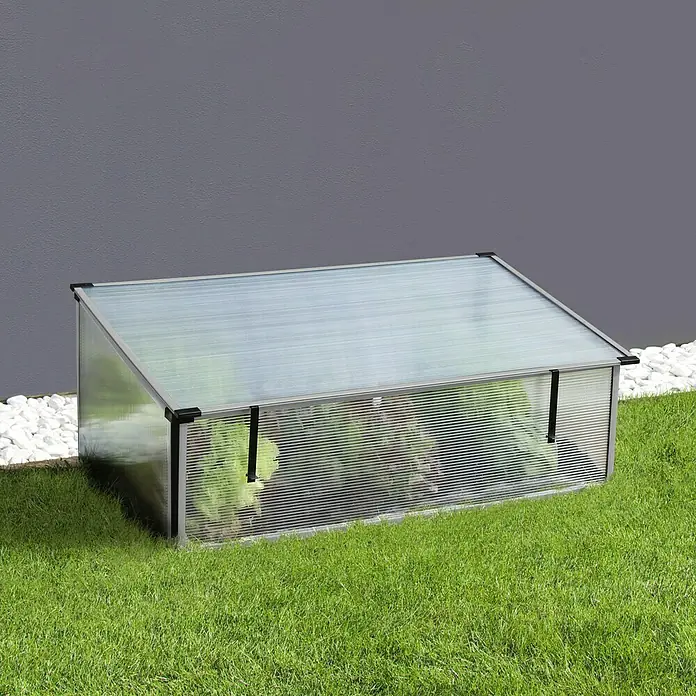 Vitavia Frühbeet Levana 2 Kiesel - 55 cm x 95 cm x 23 mm, Aluminiumfarben, Polycarbonat - Ein rechteckiges Gewächshaus aus Polycarbonat mit Metallrahmen steht im Gras, ideal für den Gartenanbau.