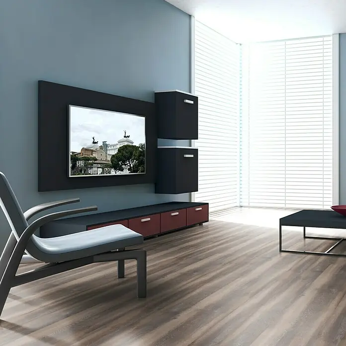 Vinylbodenmuster Sly 1:2:3 Yale Oak - 280 x 160 x 7,5 mm, Mehrstab - Modernes Wohnzimmer-Interieur mit minimalistischem Design, inklusive TV-Möbeln und elegantem Sessel, das ein stilvolles Ambiente schafft.