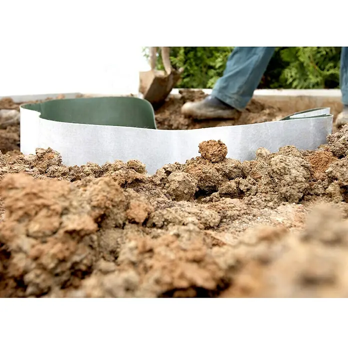 Wurzelsperre Meterware - Polypropylen, 325 g/m² - Eine flexible Beeteinfassung aus Kunststoff wird im Garten installiert, um Beete abzugrenzen und eine saubere Optik zu schaffen.