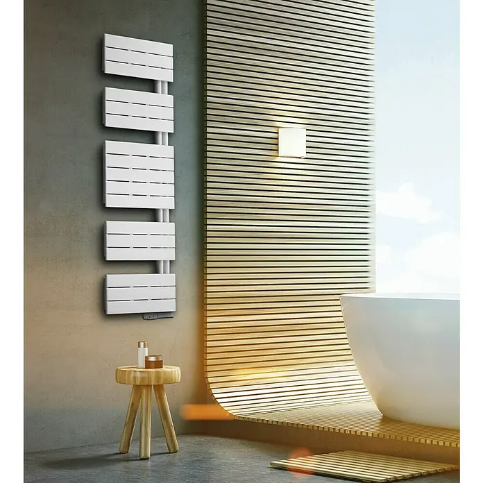 Camargue Designheizkörper Atakama - B x H: 600 x 1.560 mm - Modernes Badezimmer mit einem stilvollen, weißen Handtuchwärmer an der Wand. Elegantes Design für wohlige Wärme im Bad.