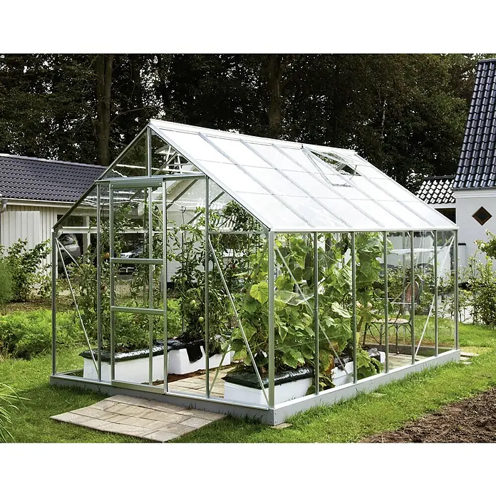 Vitavia Gewächshaus Merkur 9900 Plus - Außenmaß inkl. Dachüberstand (B x T): 257 x 383 cm, 3 mm, Aluminium - Ein Gewächshaus mit Pflanzen darin. Es steht im Garten auf einem Rasen. Das Gewächshaus ist aus Metall und Glas.