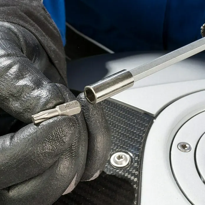 Hazet Bithalter 810SPC-6.3 - Länge: 210 mm, Magnetisch - Detailaufnahme von Schraubendreher und Bit, bereit für die Reparatur oder Wartung eines Geräts.