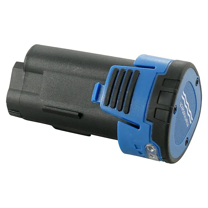 Marinetech Akku-Poliermaschinen-Set - 12 V, Li-Ionen, 1,3 Ah, Leerlaufdrehzahl: 0 U/min - 3.000 U/min - Nahaufnahme einer MarineTech-Batterie.  Die Batterie ist schwarz mit blauen Akzenten und  das MarineTech-Logo ist auf der Seite sichtbar.