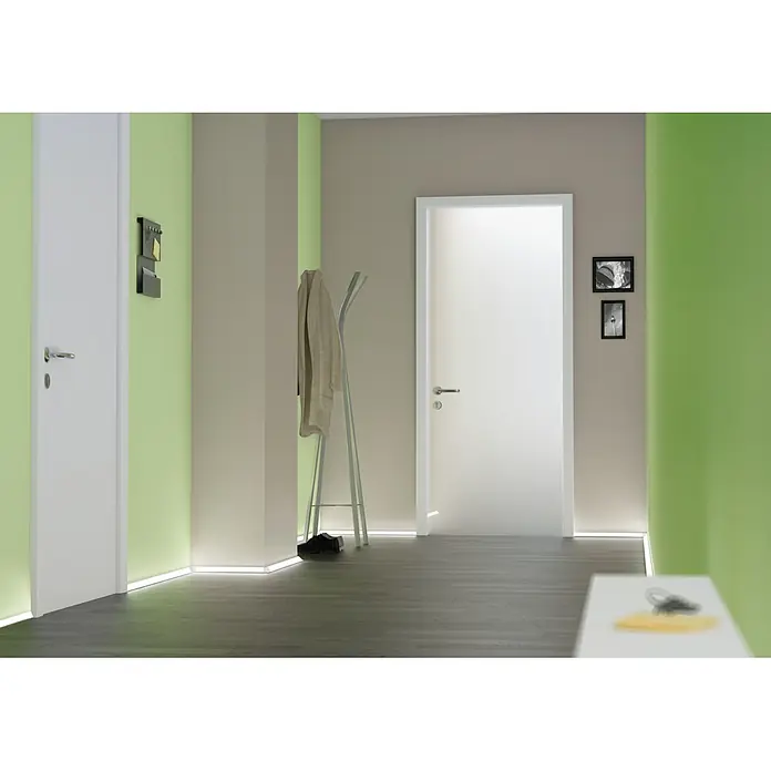 Paulmann Delta Profil - 2 m, Kunststoff - Elegante Innenraumaufnahme mit Fokus auf moderne Türen, die durch stimmungsvolle Bodenleuchten hervorgehoben werden.