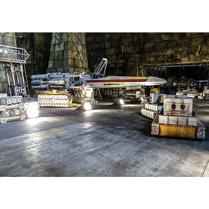 Komar Star Wars Fototapete Rebel Base - 8 -tlg., B x H: 368 x 254 cm, Papier - Das X-Wing Raumschiff steht im Hangar, bereit für neue Missionen. Detailreich gestaltet, ein Muss für jeden Star Wars Fan.