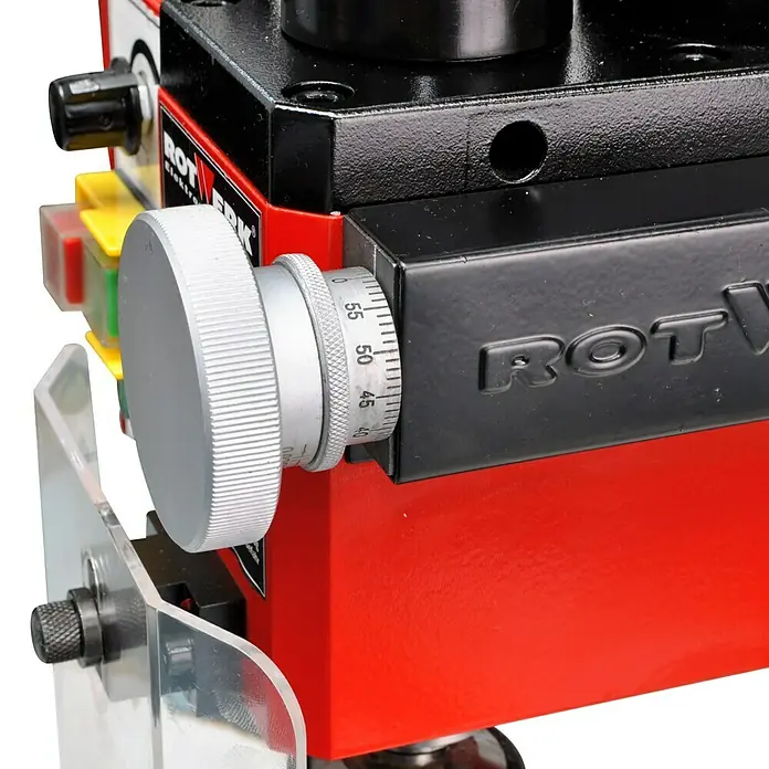 Rotwerk Bohr- & Fräsmaschine EFM 200 BL plus - Leistung: 500 W, Drehzahl: 100 U/min - 2.500 U/min - Rot-Werk Maschinenteil mit Einstellknopf und Skala für präzise Justierung.