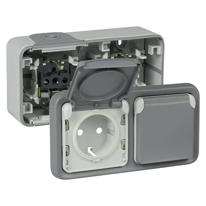 Legrand Plexo Enchufe para estancias con humedad doble - Gris, Alineación de los mecanismos: Vertical, Montaje en superficie, IP55 - Primer plano de un enchufe eléctrico a prueba de salpicaduras con la tapa abierta, que muestra el cableado interno.
