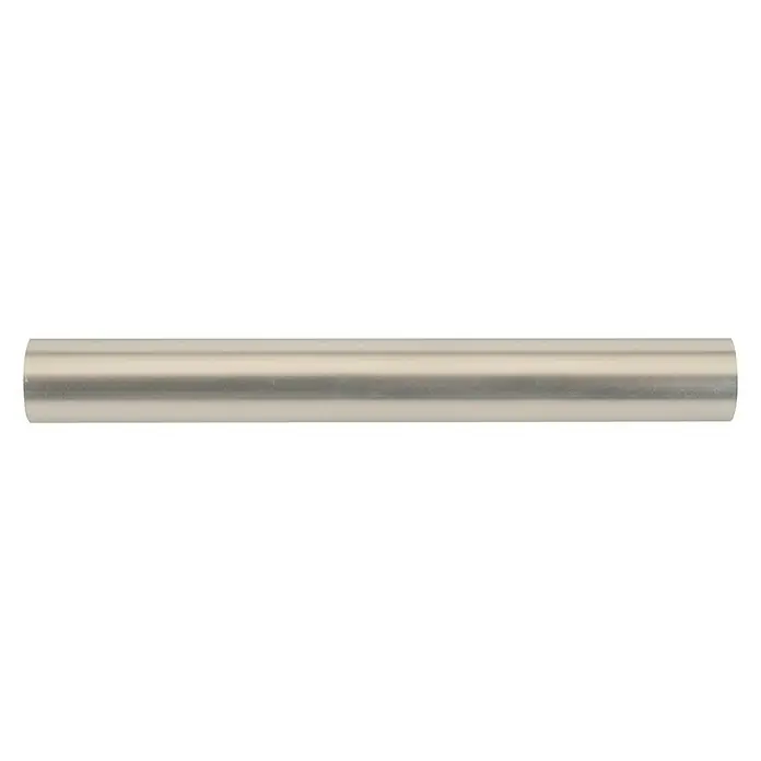 Barra para cortinas metálica Tendencias - Ø x L: 22 mm x 200 cm, Metal, Plateado - Primer plano de una barra de metal brillante de color plateado sobre un fondo neutro.