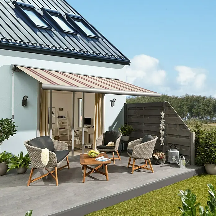 Sichtschutzelement Nevada - 89 x 89/179 cm, Grau - Eine Terrassenüberdachung mit Markise, die Schatten spendet und eine gemütliche Sitzecke mit Möbeln im Freien bietet.