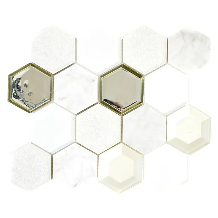 Mosaikfliese Hexagon HXN 66 - 26,5 x 30,5 cm, Weiß, Glänzend - Nahaufnahme der sechseckigen Wandfliesen, einer Mischung aus weißem Marmor, strukturierten und verspiegelten Akzenten mit goldenen Details.