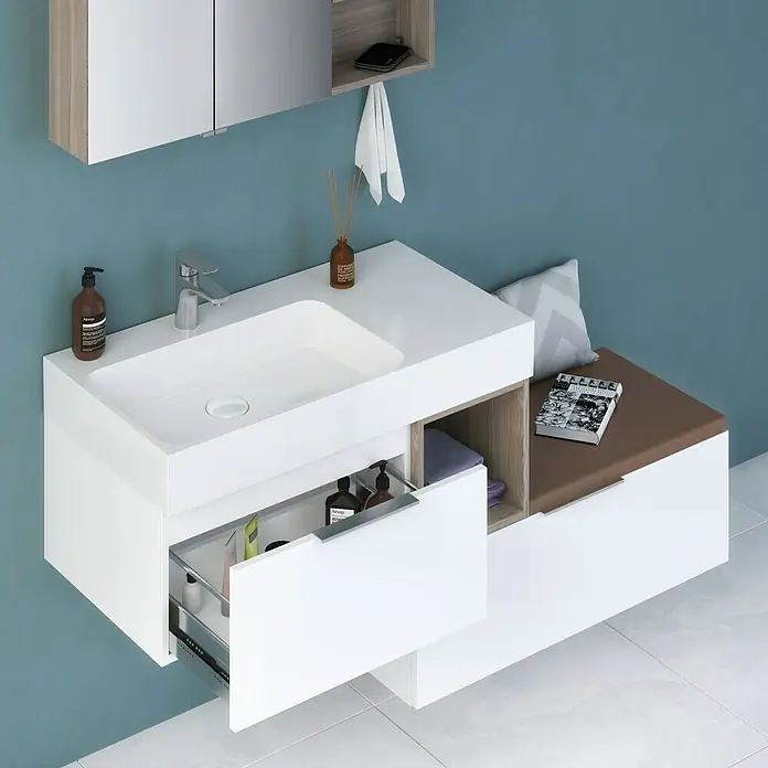 Camargue Cube Regalfach - 30 x 48 x 30 cm, Eiche Cordoba - Elegantes Badezimmer-Waschbecken mit offenem Schubladensystem und einer Ablagefläche mit braunem Kissen. Praktisch und stilvoll.