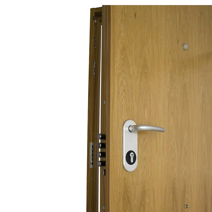 SegureStil Puerta de entrada interior S105 Serie V - 90 x 206 cm, Derecha, Roble claro, Acorazada - Primer plano de una puerta de madera que se abre, con manija plateada y mecanismo de cierre multipunto.