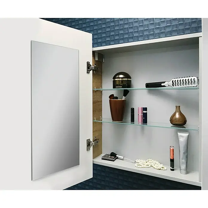 Camargue Stella LED-Spiegelschrank - B x H: 51 x 73,7 cm, Holz, Weiß, DIN Anschlag: Links, Kantenausführung Tür: Abgerundet - Ein offener Badezimmerschrank mit Glasböden und verschiedenen Kosmetikartikeln, die darauf ausgestellt sind.