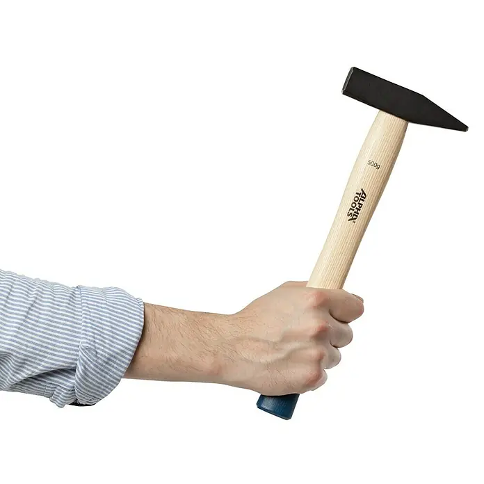 Alpha Tools Schlosserhammer - 500 g, Eschenholz - Hand hält einen Alphax Tools Hammer (500g) mit Holzgriff und schwarzem Kopf. Ideal für Heimwerker- und Bauprojekte.