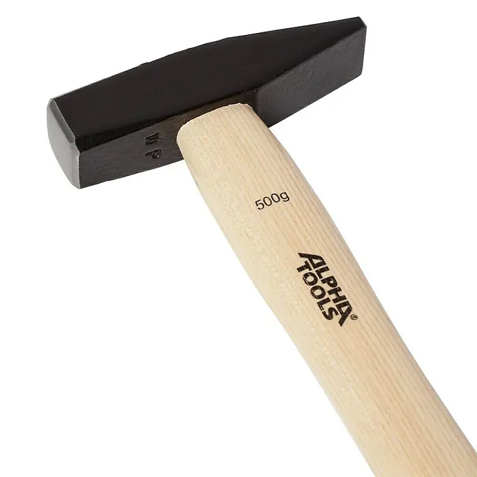 Alpha Tools Schlosserhammer - 500 g, Eschenholz - Nahaufnahme eines 500g schweren Schlosserhammers der Marke Alpha Tools mit Holzgriff.