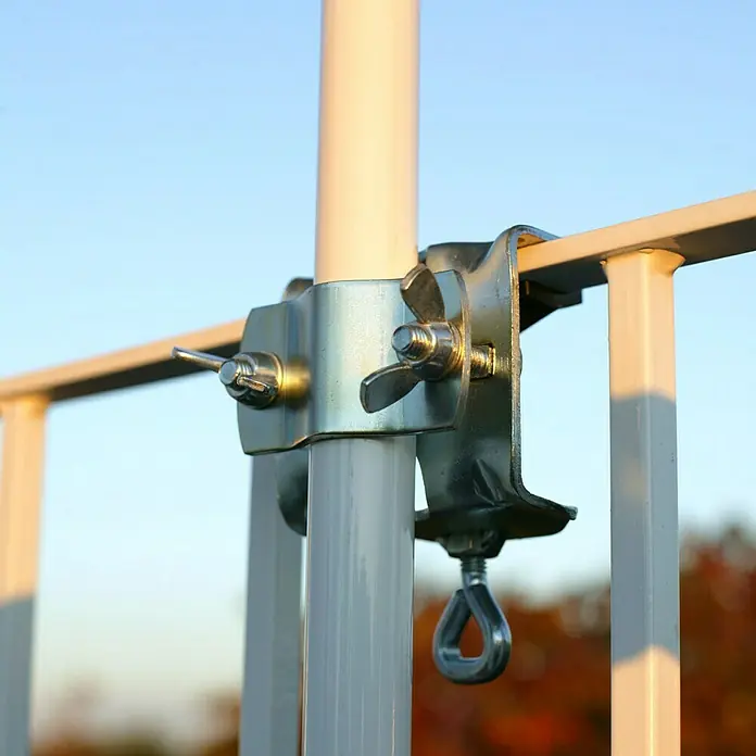 Videx Balkonklammer H-EV - Geeignet für: Schirmstock bis 25 mm - Metallhalterung mit Flügelmuttern befestigt eine weiße Stange an einem Geländer. Für Stabilität und einfache Montage.