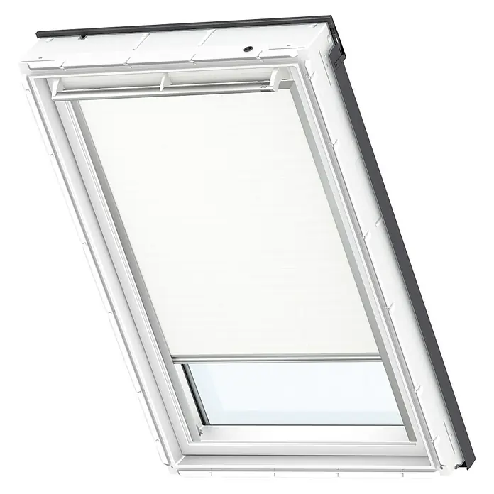 Velux Dachfensterrollo DKL F06 1025SFarbe: Weiß - 1025S, Farbe Schiene: Aluminium, Manuell - Ein schräg aufgenommenes Dachfenster mit weißem Rahmen und einem Rollo, das teilweise geöffnet ist, um etwas Licht hereinzulassen.