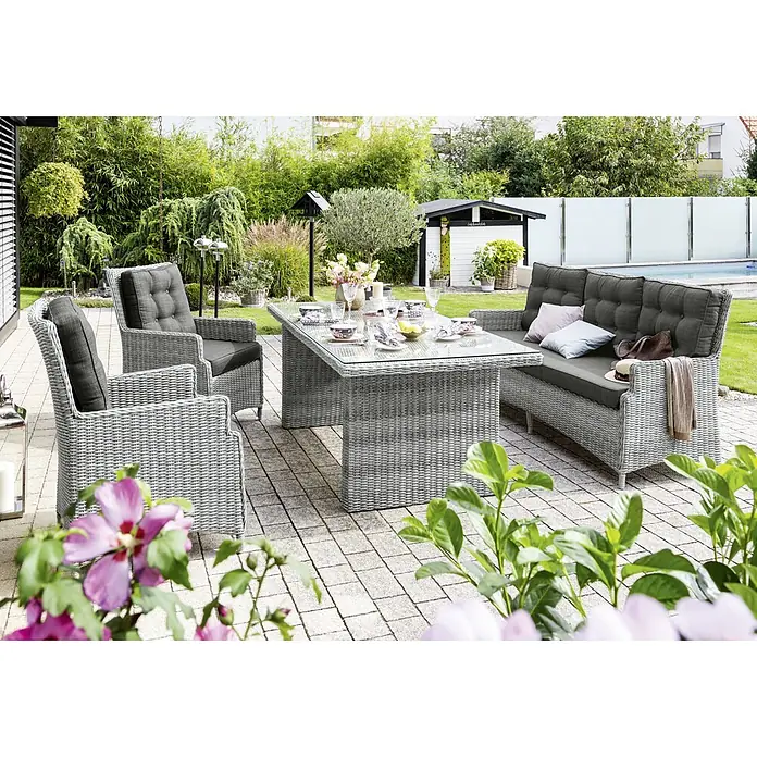 Sunfun Pauline Gartentisch - L x B x H: 200 x 100 x 75 cm, Aluminium, Glas, Rechteckig, Bambusgrau - Elegantes Gartenmöbel-Set mit Tisch, Sesseln und Bank. Das Set ist aus Rattan gefertigt und mit bequemen Polstern ausgestattet.