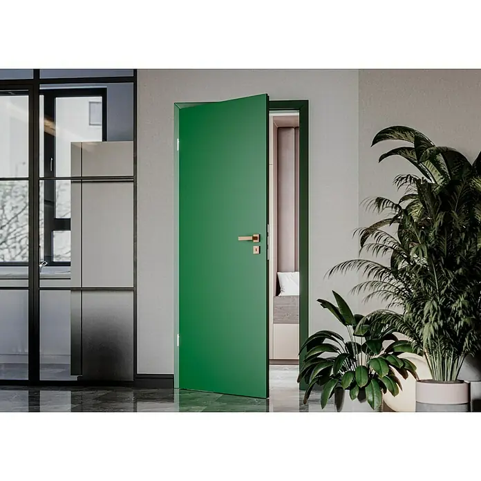 GetaDoor Getalit Türzarge FM8237 - 860 x 1.985 mm, Wandstärke: 205 mm, DIN Anschlag: Links, Edeltanne - Eine grüne Innentür mit einem goldenen Türgriff steht in einem modernen Raum mit Zimmerpflanzen.