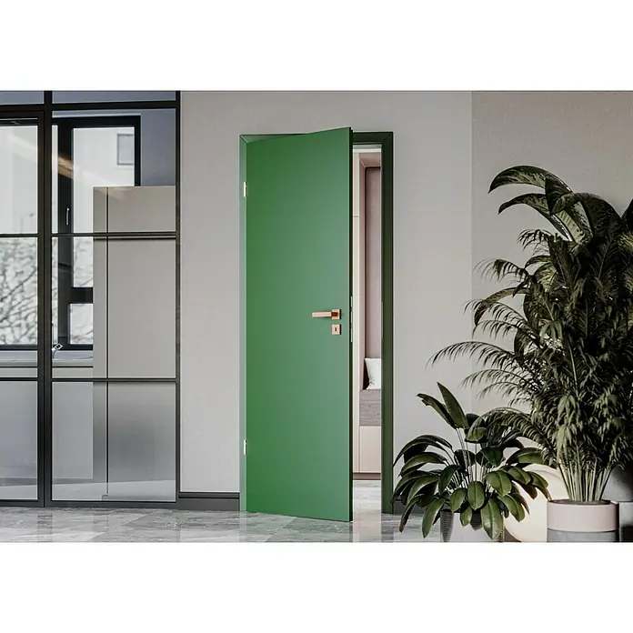 GetaDoor Getalit Türzarge FM8237 - 735 x 1.985 mm, Wandstärke: 125 mm, DIN Anschlag: Links, Edeltanne - Eine grüne Innentür mit modernen Griffen ist in einem hellen Raum teilweise geöffnet, flankiert von stilvollen Zimmerpflanzen.