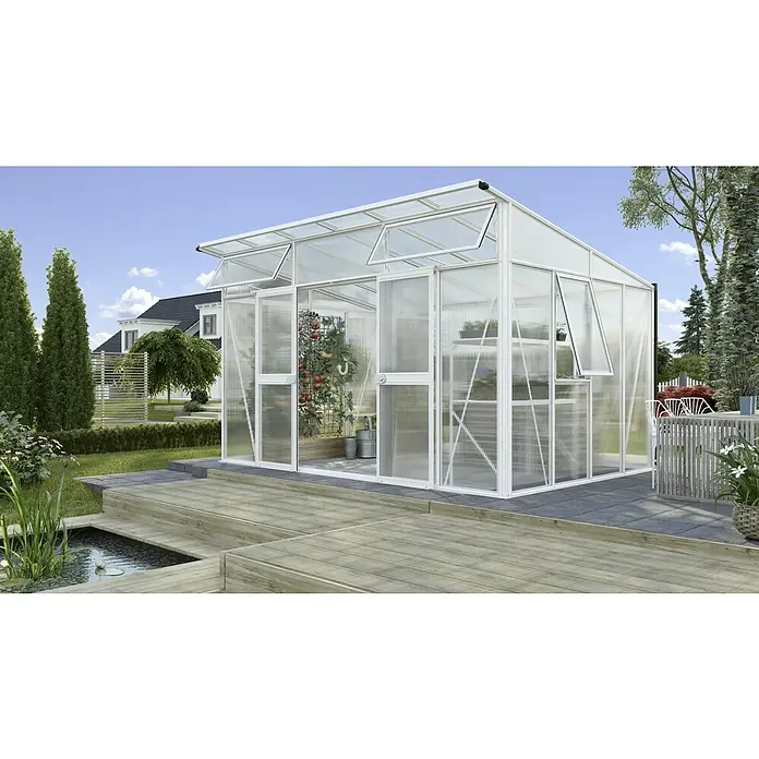 Vitavia Gewächshaus Aura 11500 - Außenmaß inkl. Dachüberstand (B x T): 392,8 x 295 cm, 10 mm, Weiß - Das Bild zeigt ein Gewächshaus mit weißen Rahmen, das auf einer Holzplattform steht, ideal für Gartenliebhaber, um Pflanzen zu ziehen.