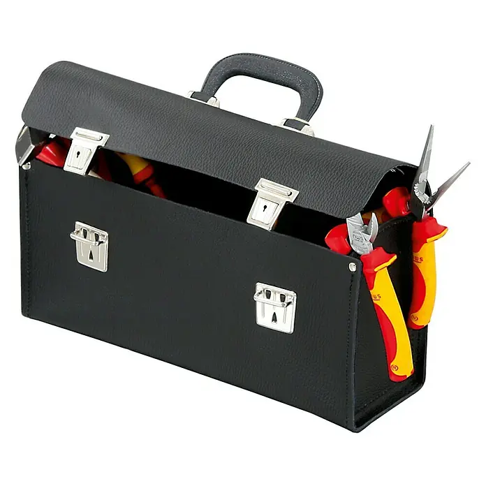 Hepco & Becker Werkzeugtasche Favorit 7190 - Innenmaß: B x T x H: 340 x 110 x 170 mm, Leder - Eine schwarze Werkzeugtasche mit Tragegriff, gefüllt mit Zangen, die durch die Öffnung ragen. Professionelles Werkzeug-Set.