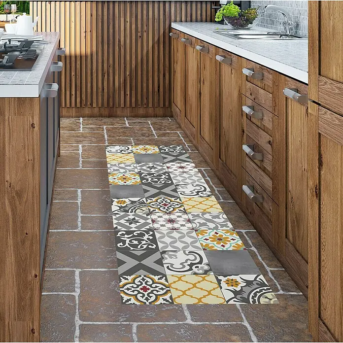 Alfombra de vinilo Croma Patch - Gris/Amarillo, 200 x 60 cm - Vista de la cocina con un corredor decorativo con un patrón de azulejos colorido, que añade un toque de color y estilo al espacio.