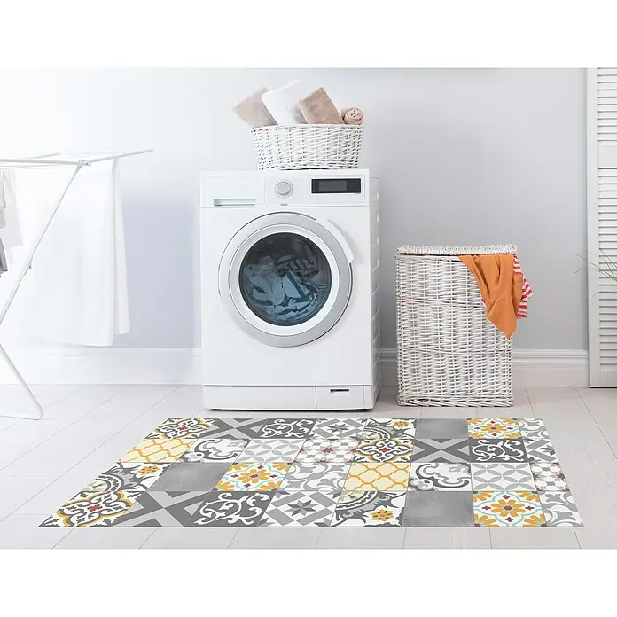 Alfombra de vinilo Croma Patch - Gris/Amarillo, 150 x 80 cm - Foto de una alfombra patchwork en el lavadero con lavadora, cestos de ropa y tendedero, ideal para una decoración de suelo elegante.