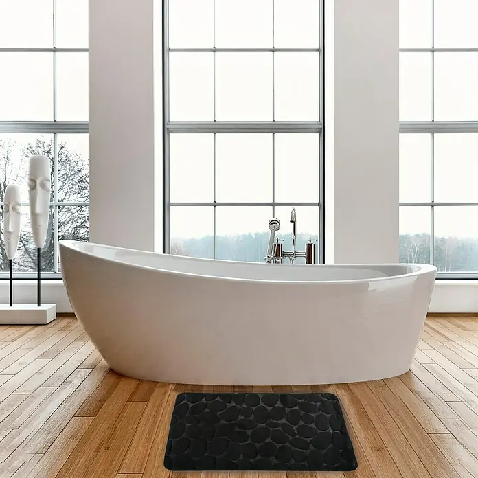MSV Alfombra de baño Piedras - 60 x 40 cm, Poliéster, Negro - Alfombra de baño negra con diseño de guijarros frente a una bañera exenta en un baño moderno.