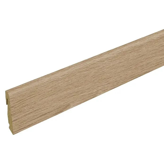 Profiles and more Sockelleiste FU147H Eiche Bremberg - 240 cm x 18,5 mm x 38,5 mm, MDF - Detailaufnahme einer hellbraunen Holzfußleiste mit profilierter Kante. Ideal für stilvolle Raumgestaltung mit natürlicher Holzoptik.