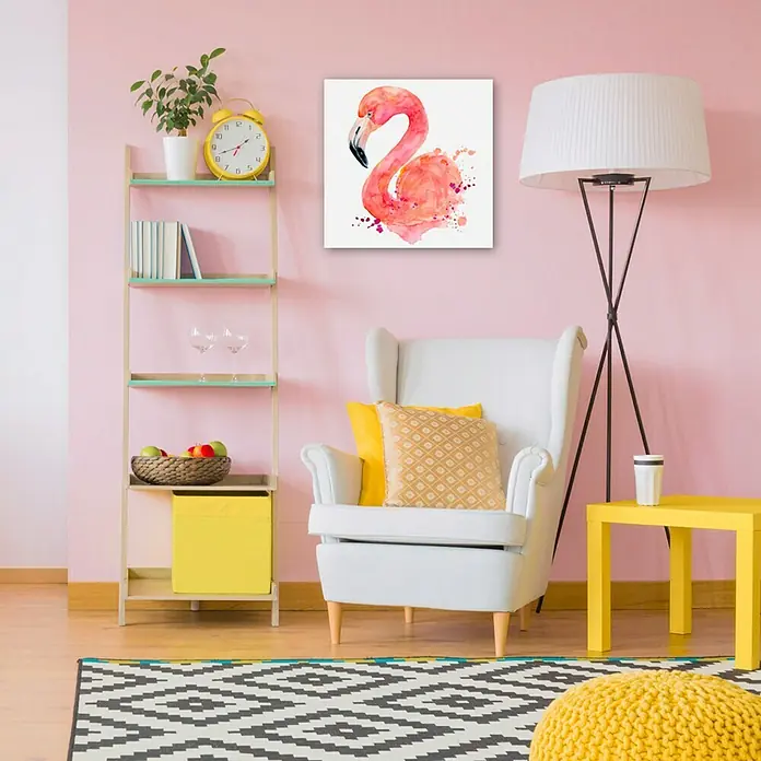 Póster Flamenco - Animales, An x Al: 30 x 30 cm - Una sala de estar con una pintura de flamenco rosa en la pared, un sillón blanco y una mesa auxiliar amarilla.
