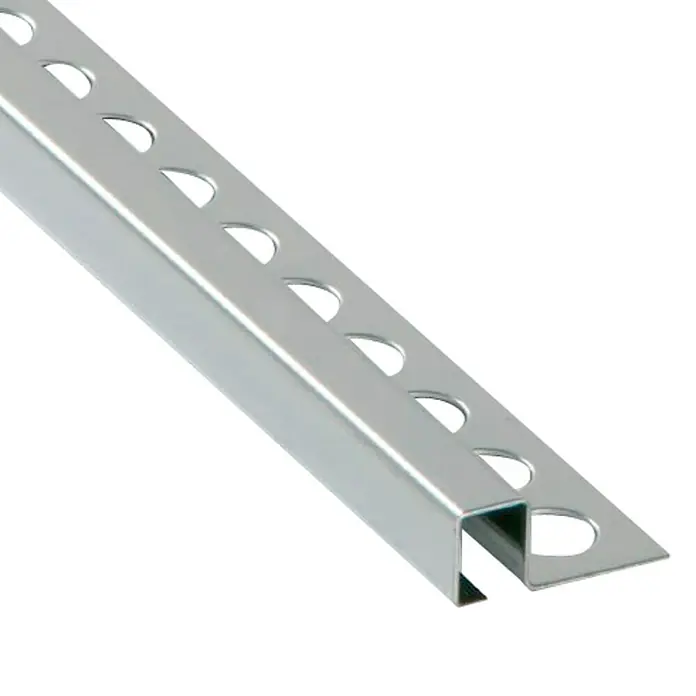 Perfil cuadrado multiusos Cepillado - Aluminio, Plateado, 12 mm, Cepillado - La imagen muestra un perfil de remate de azulejos plateado y brillante con una serie de recortes semicirculares, que proporciona un acento moderno.