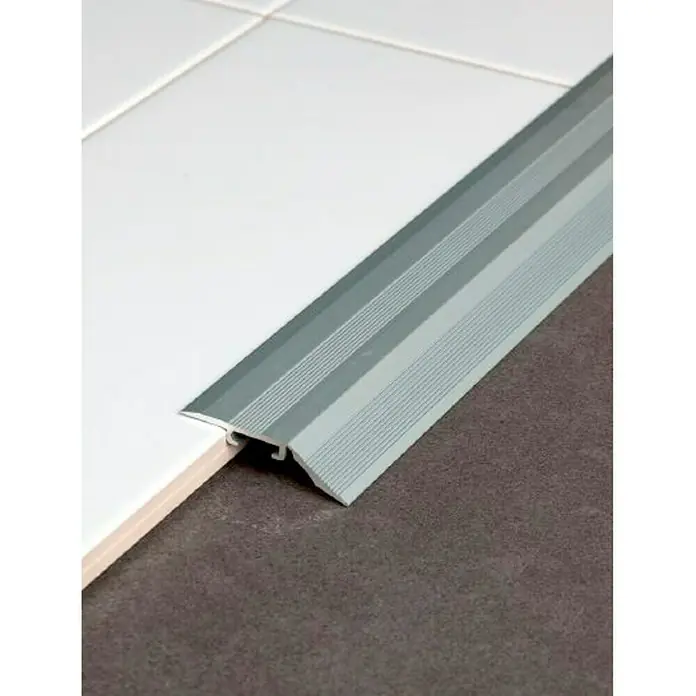 Perfil de transición Aluminio - Aluminio, Plateado, 1 m x 20 mm - Una tira de transición de aluminio conecta baldosas y un suelo más oscuro, asegurando una transición limpia y segura.