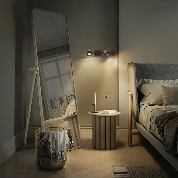 Ledvance Wandstrahler Spot Cork - 6,8 W, L x B x H: 33,8 x 10 x 13,6 cm, Schwarz, GU10, 2 Stk. - Schlafzimmer-Interieur mit einem hohen Spiegel, einem Nachttisch mit einer Kerze und einem bequemen Bett mit grauem Bezug und Kissen.
