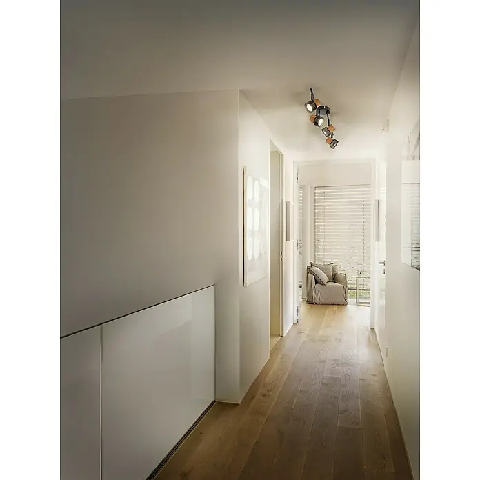 Osram Wandstrahler Spot Cork - 13,6 W, L x B x H: 81,3 x 10 x 14,5 cm, Schwarz, GU10, 4 Stk. - Moderne Deckenleuchte mit fünf Strahlern aus Holz und Metall in einem hellen Flur, die den Raum gut ausleuchten.