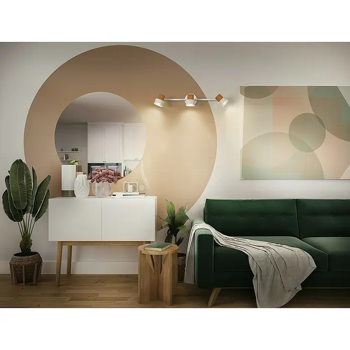 Osram Wandstrahler Spot Cork - 10,2 W, L x B x H: 57,7 x 10 x 13,6 cm, Weiß, GU10, 3 Stk. - Modernes Wohnzimmer mit dunkelgrünem Samtsofa, weißem Sideboard und abstrakter Kunst. Die Wandgestaltung mit Kreisen sorgt für ein harmonisches Ambiente.