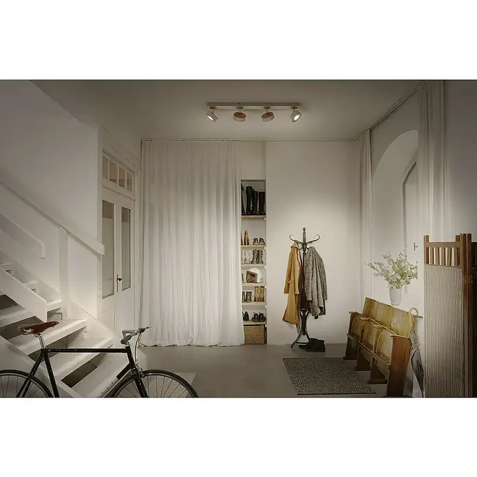 Ledvance LED-Wand- & Deckenstrahler Spot Pluto - 19,2 W, L x B x H: 69,8 x 9 x 10,8 cm, Weiß, Warmweiß, 4 Stk. - Flur mit weißer Treppe, Fahrrad, Garderobe und Schuhregal hinter einem Vorhang, beleuchtet durch eine Deckenleuchte.