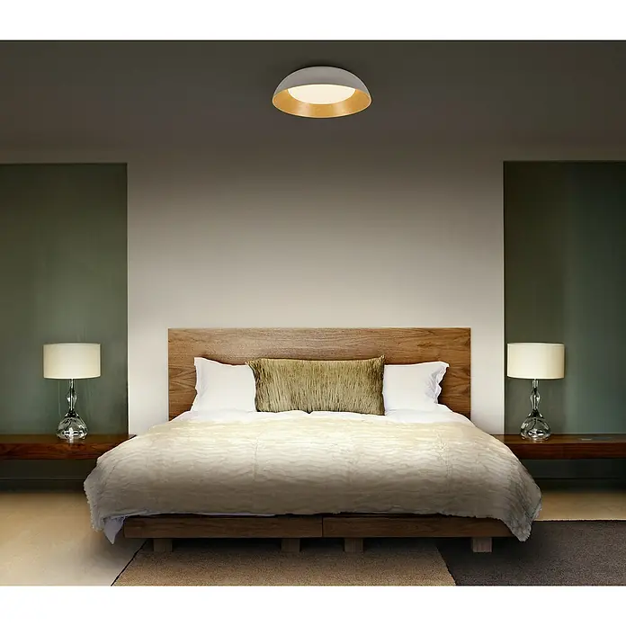 Osram LED-Deckenleuchte rund Alva - Ø x H: 50,5 x 14 cm, Weiß, Holzdekor, Warmweiß - Schlafzimmer mit modernem Deckenlicht. Die Deckenleuchte in Weiß und Gold sorgt für eine warme Atmosphäre im Raum.